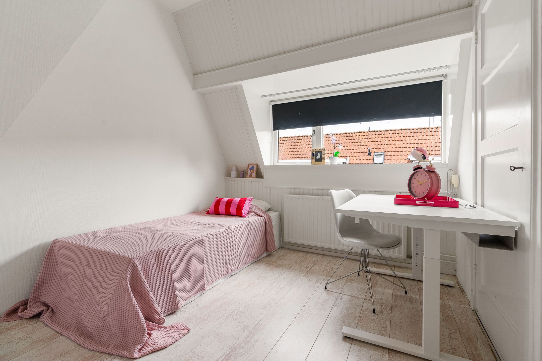 Stylish Upper Floor Apartment with Sunny Balcony in Charming Utrecht Neighborhood — 18