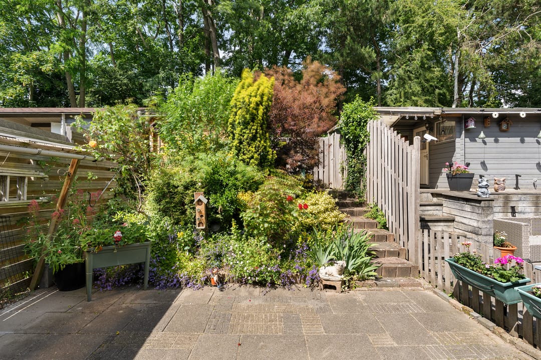 Spacious Family Home with Four Bedrooms and Deep Backyard in Quiet Green Neighborhood — 23