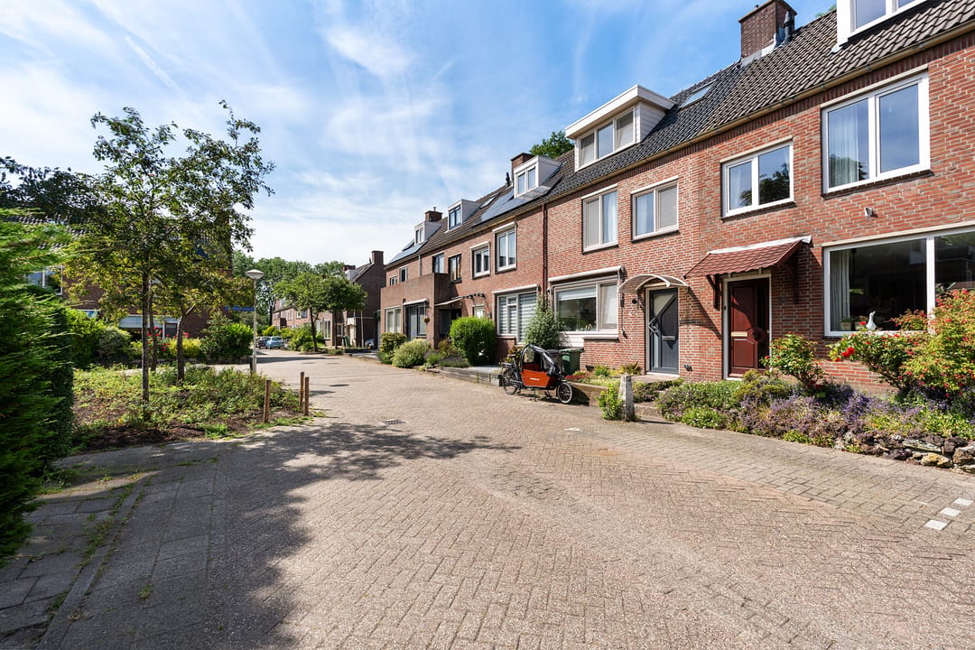 Spacious Family Home with Four Bedrooms and Deep Backyard in Quiet Green Neighborhood — 47