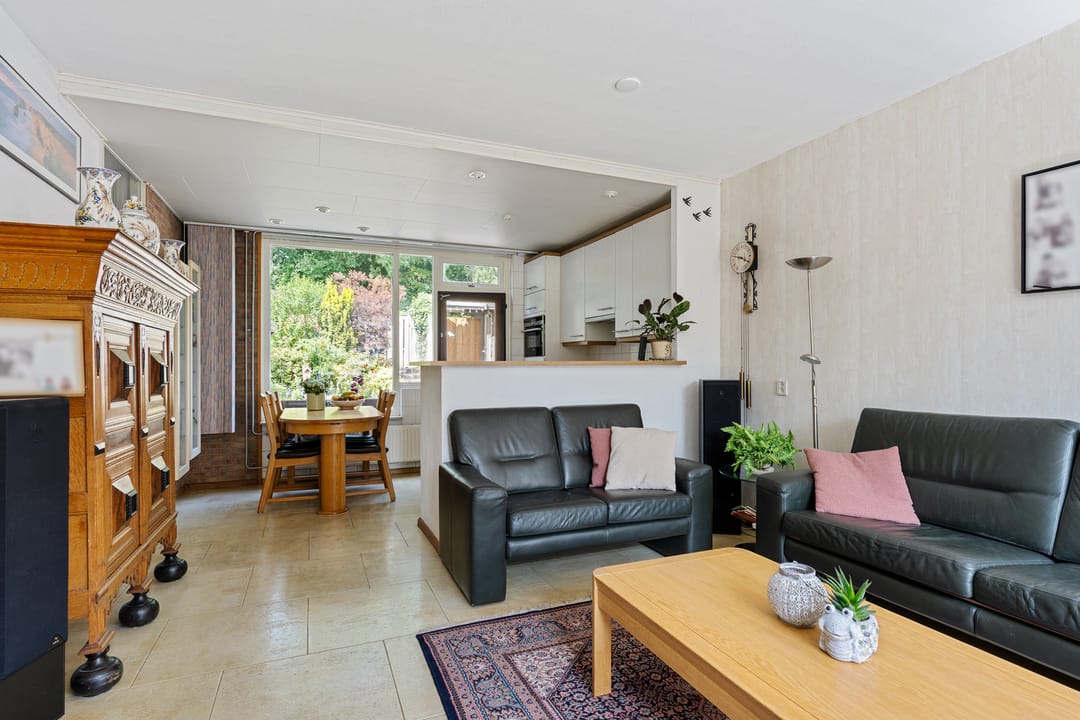 Spacious Family Home with Four Bedrooms and Deep Backyard in Quiet Green Neighborhood — 11