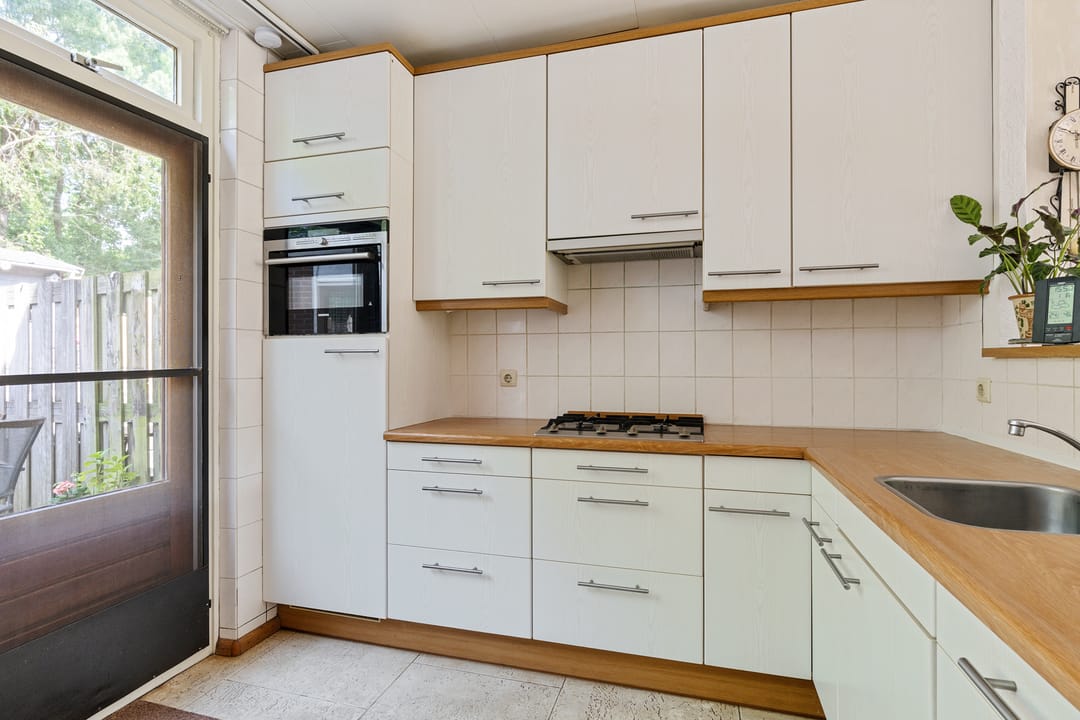 Spacious Family Home with Four Bedrooms and Deep Backyard in Quiet Green Neighborhood — 16