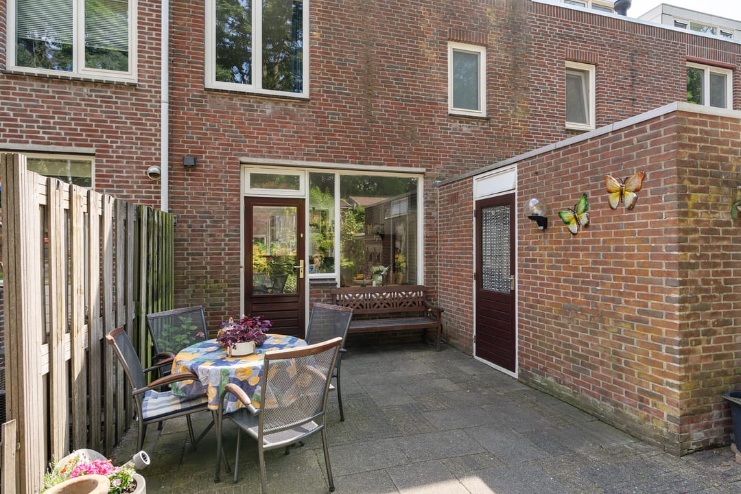 Spacious Family Home with Four Bedrooms and Deep Backyard in Quiet Green Neighborhood — 26