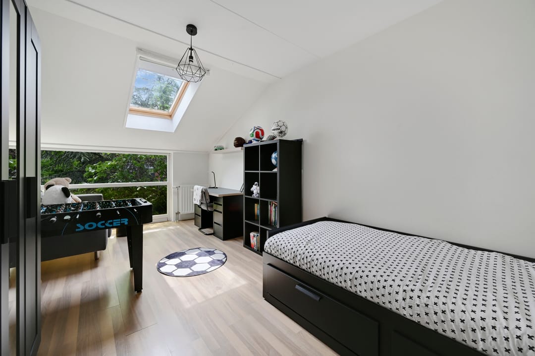Spacious Family Home with Modern Kitchen and Sunny Garden in Leidschenveen — 28