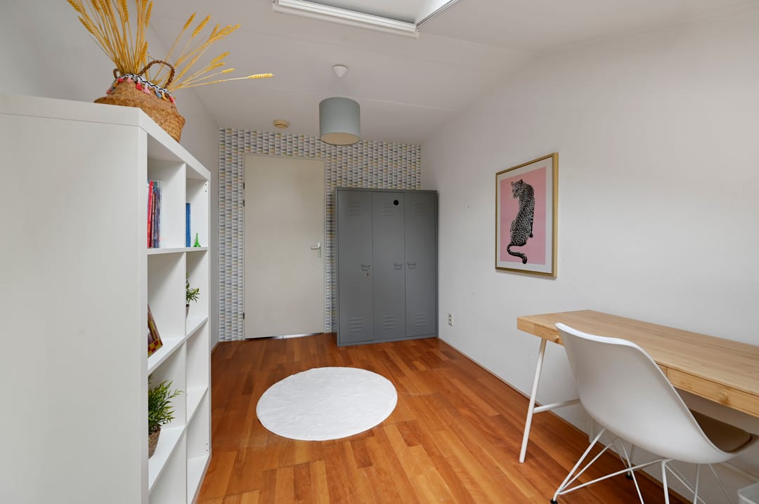 Spacious Family Home with Modern Kitchen and Sunny Garden in Leidschenveen — 32