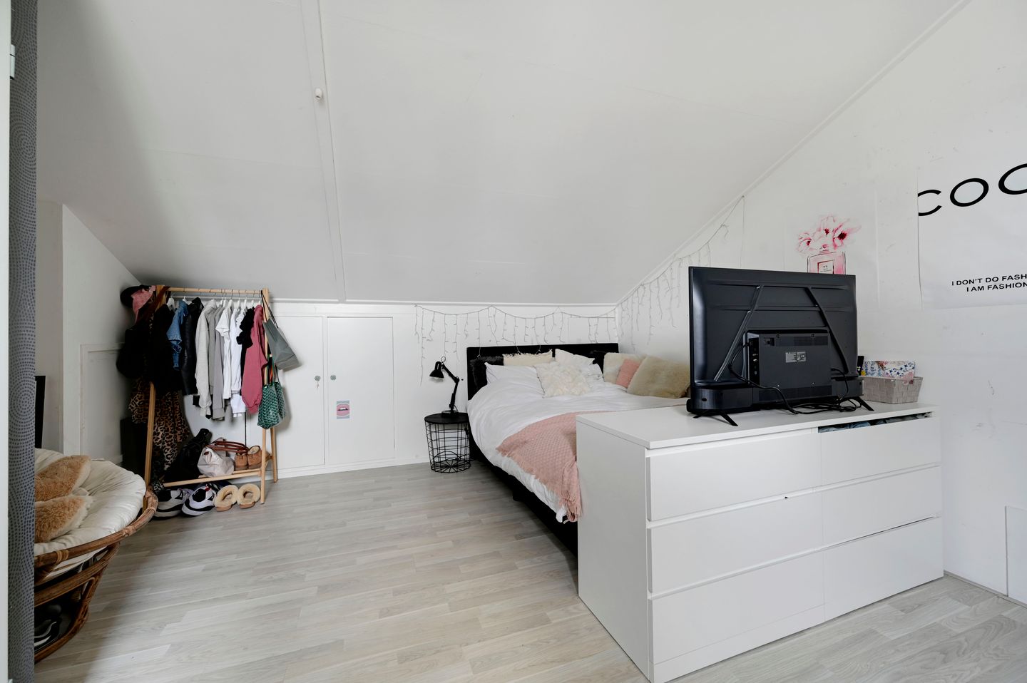 Spacious Family Home with Modern Kitchen and Sunny Garden in Leidschenveen — 35