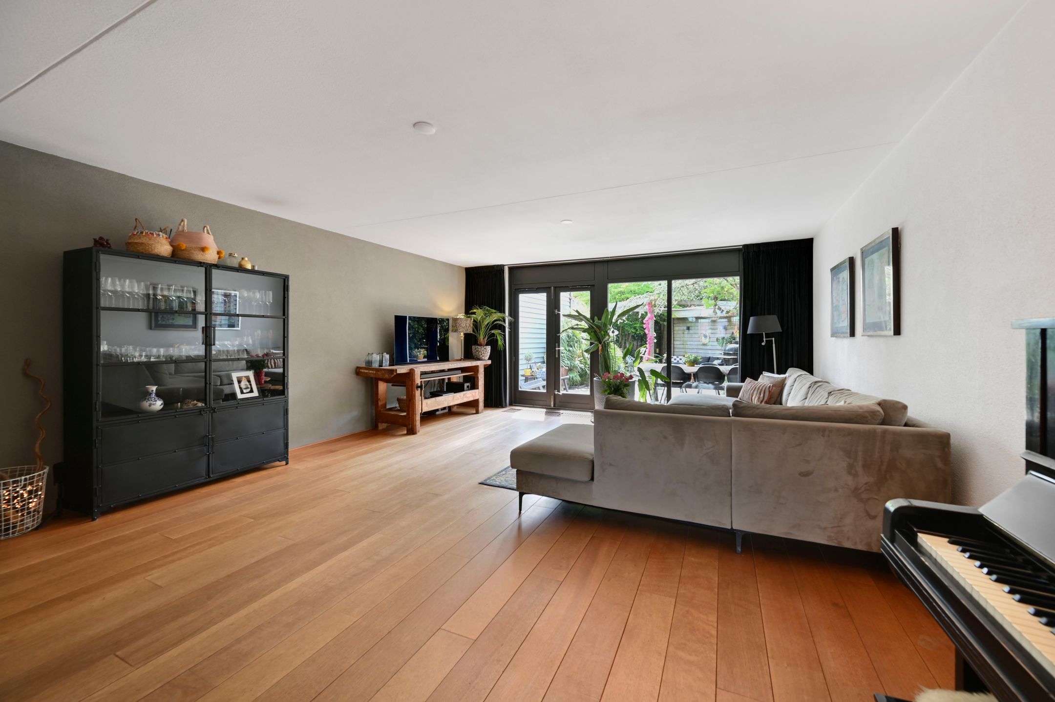 Spacious Family Home with Modern Kitchen and Sunny Garden in Leidschenveen — 9
