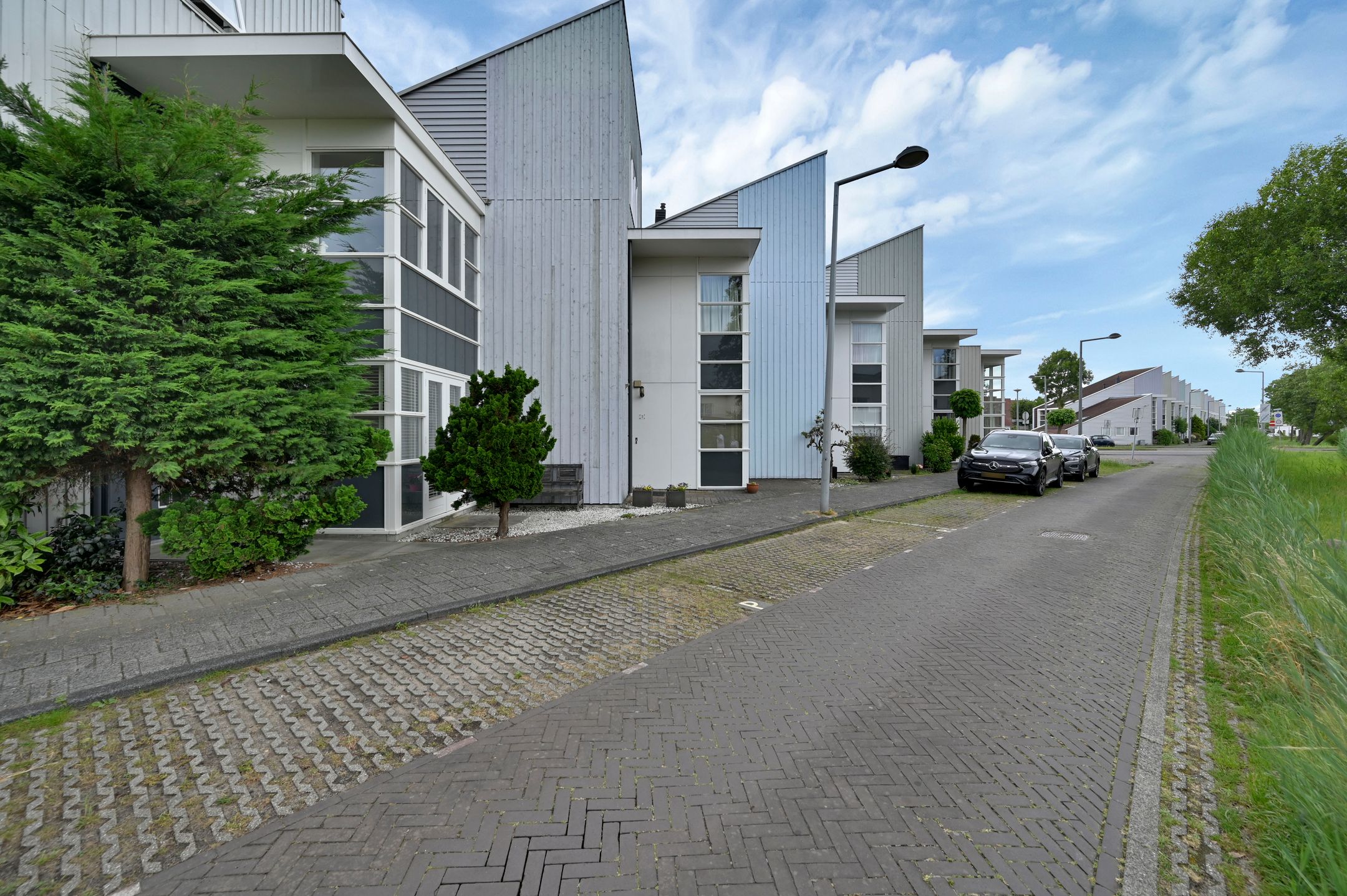 Spacious Family Home with Modern Kitchen and Sunny Garden in Leidschenveen — 36