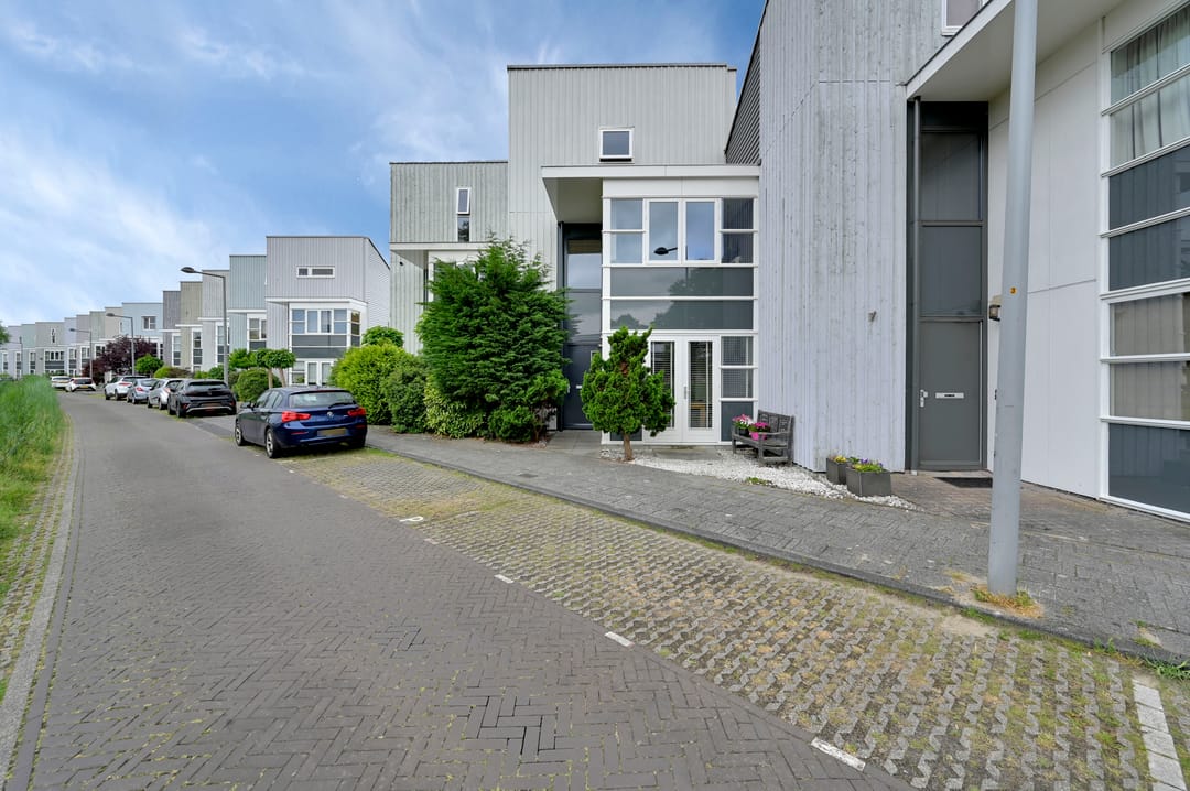 Spacious Family Home with Modern Kitchen and Sunny Garden in Leidschenveen — 37