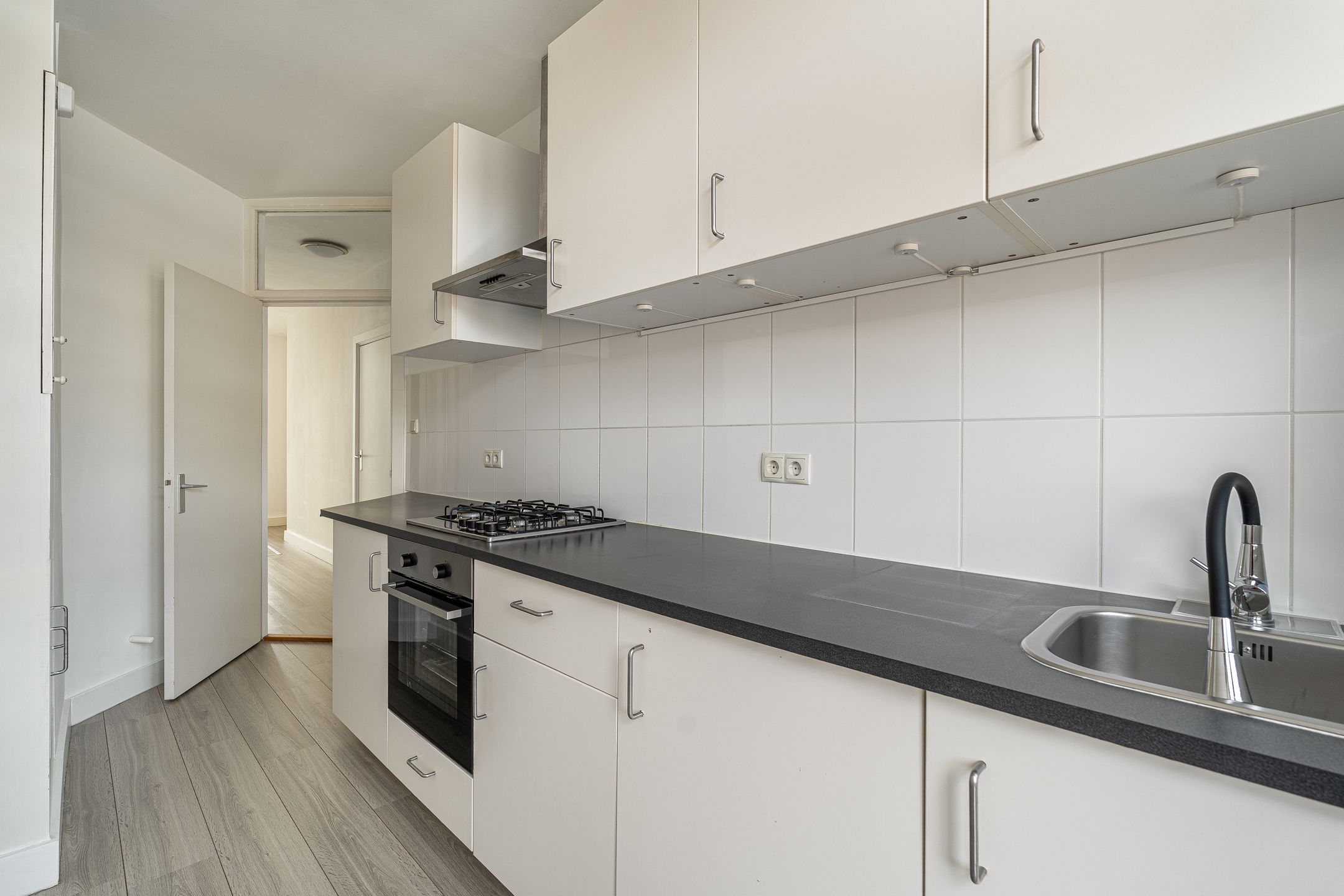 Spacious Corner Apartment with Three Bedrooms and Park Views in Rijswijk — 12