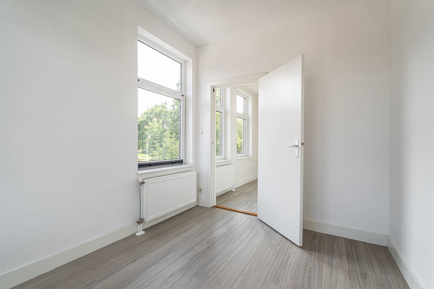 Spacious Corner Apartment with Three Bedrooms and Park Views in Rijswijk — 10