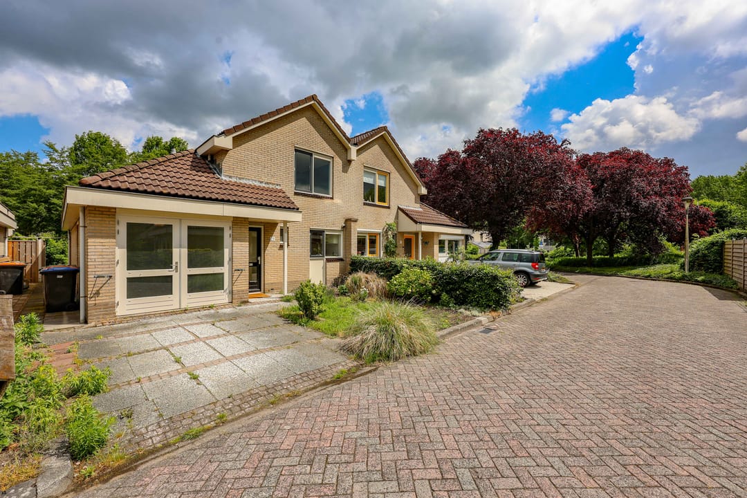 Spacious Semi-Detached Home with Garage in Quiet Park-Adjacent Location — 32