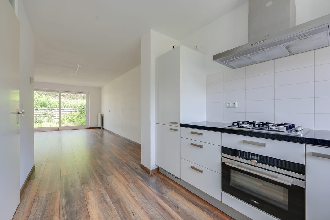 Spacious Semi-Detached Home with Garage in Quiet Park-Adjacent Location — 13