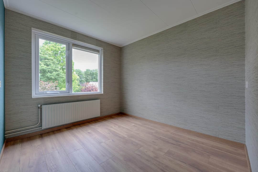 Spacious Semi-Detached Home with Garage in Quiet Park-Adjacent Location — 23