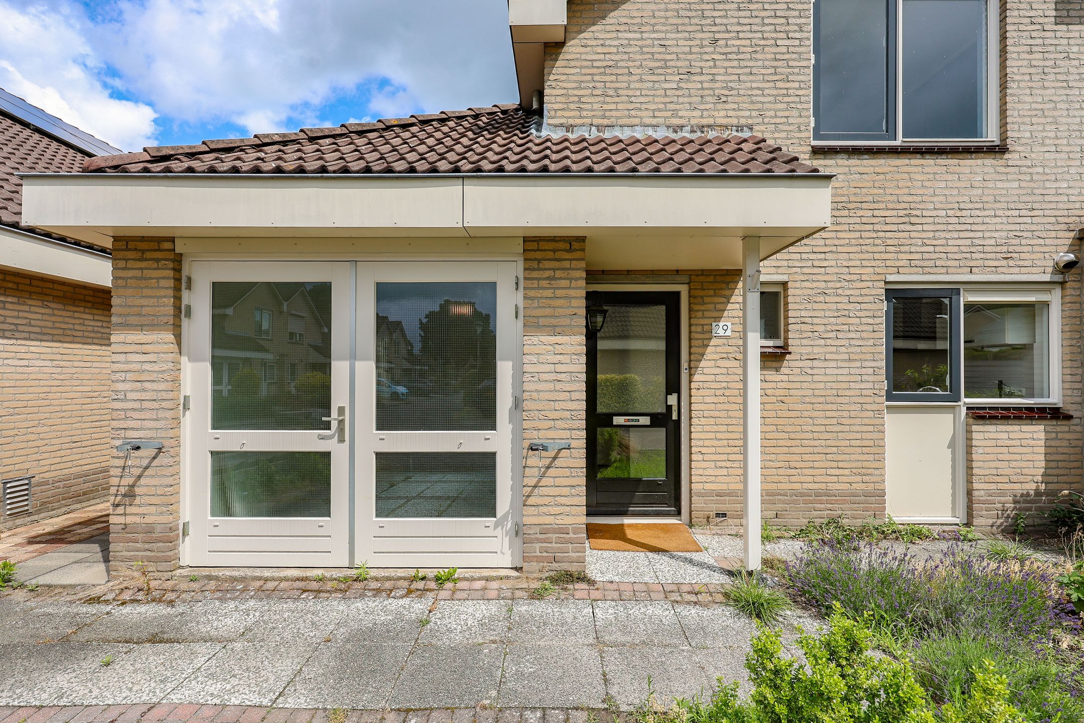 Spacious Semi-Detached Home with Garage in Quiet Park-Adjacent Location — 39