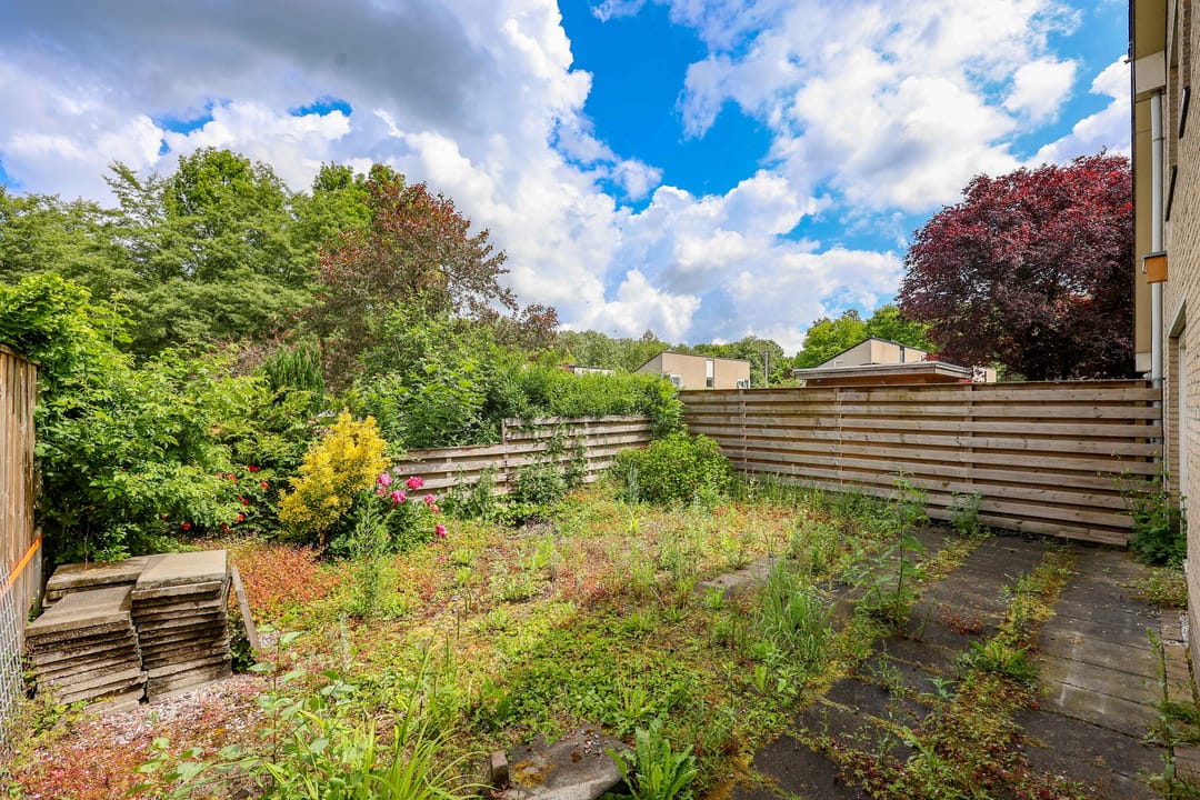 Spacious Semi-Detached Home with Garage in Quiet Park-Adjacent Location — 31