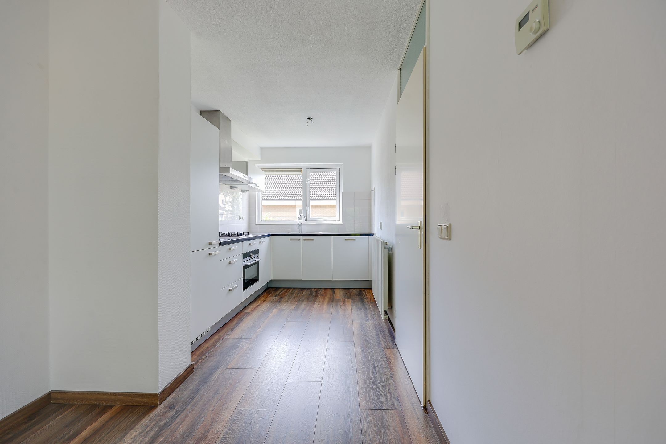 Spacious Semi-Detached Home with Garage in Quiet Park-Adjacent Location — 9