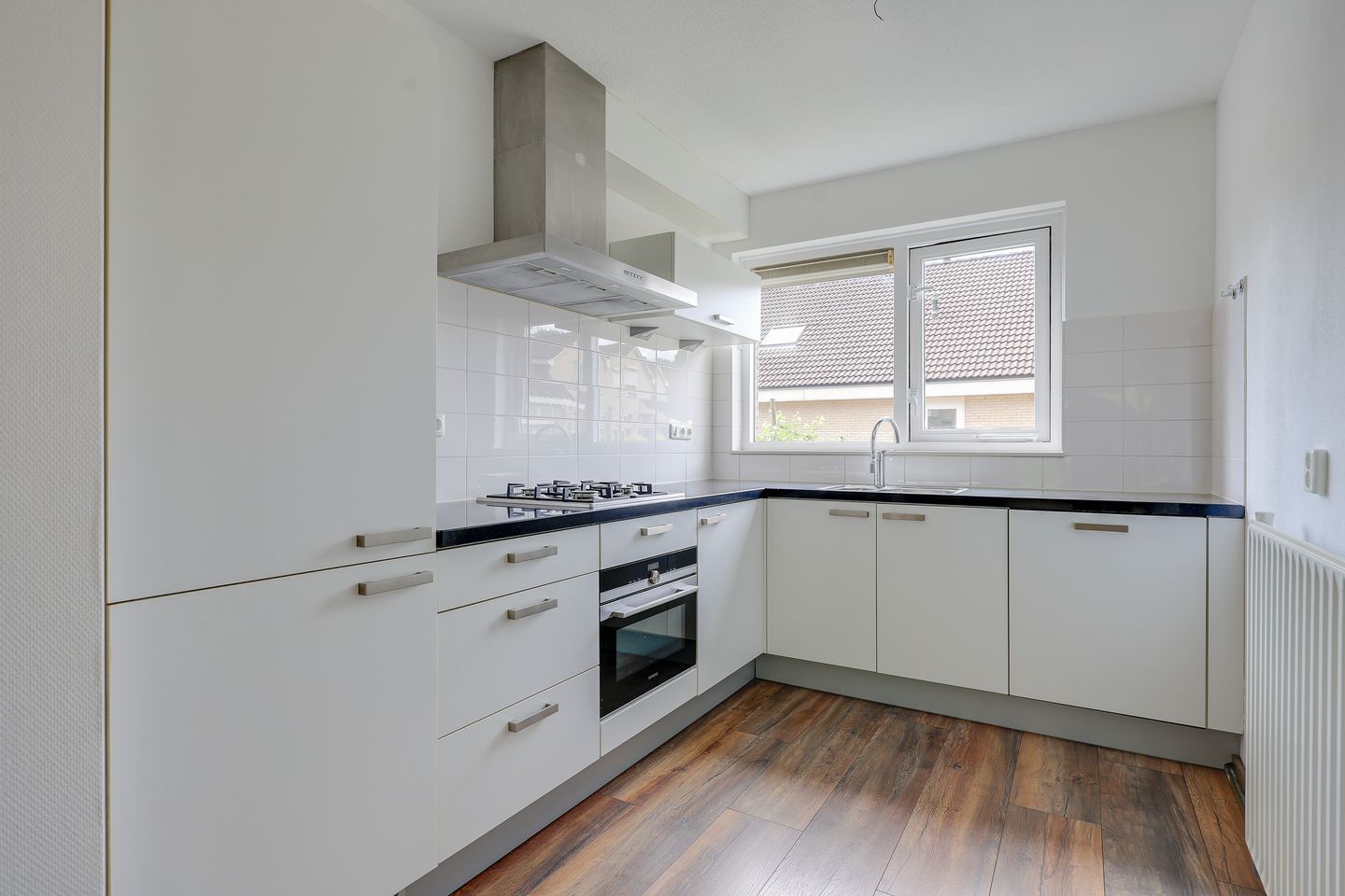 Spacious Semi-Detached Home with Garage in Quiet Park-Adjacent Location — 10