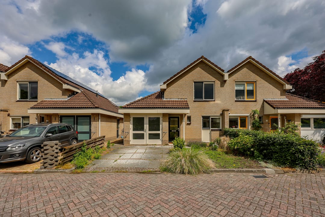 Spacious Semi-Detached Home with Garage in Quiet Park-Adjacent Location — 37