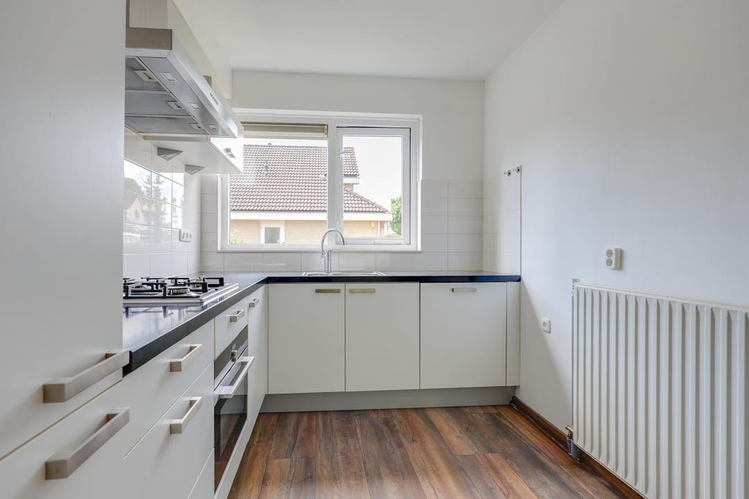 Spacious Semi-Detached Home with Garage in Quiet Park-Adjacent Location — 11