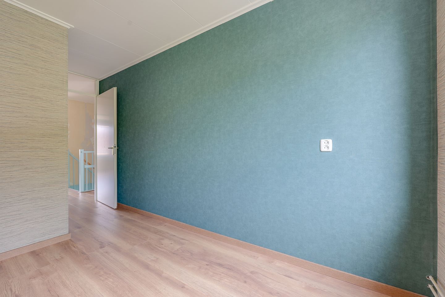 Spacious Semi-Detached Home with Garage in Quiet Park-Adjacent Location — 25