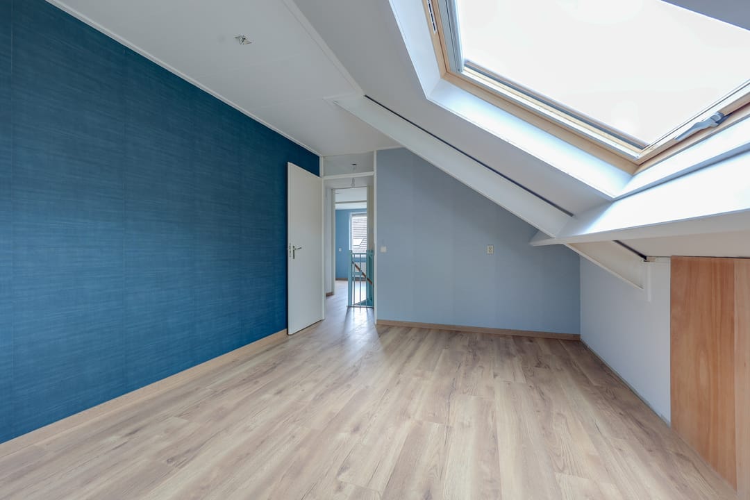 Spacious Semi-Detached Home with Garage in Quiet Park-Adjacent Location — 22