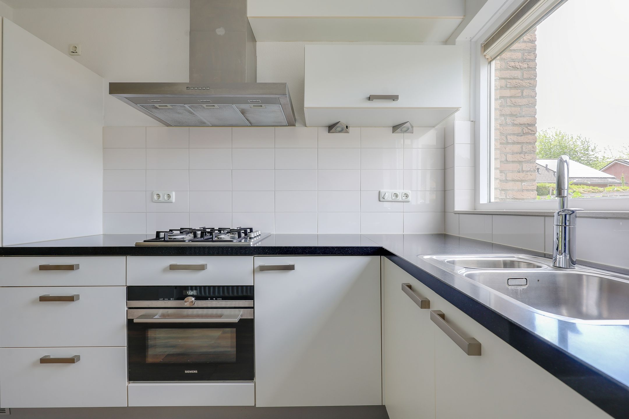 Spacious Semi-Detached Home with Garage in Quiet Park-Adjacent Location — 12