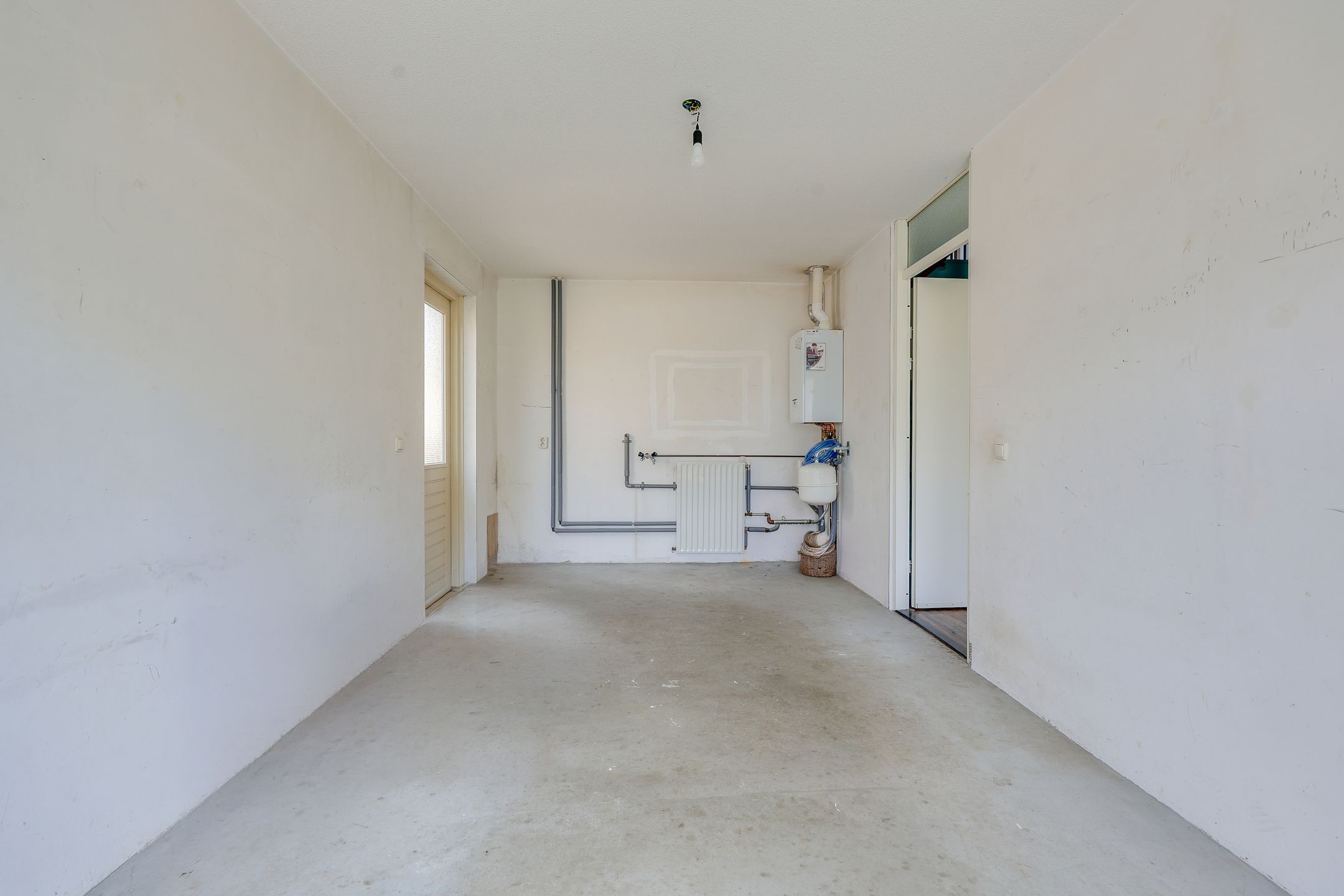 Spacious Semi-Detached Home with Garage in Quiet Park-Adjacent Location — 15