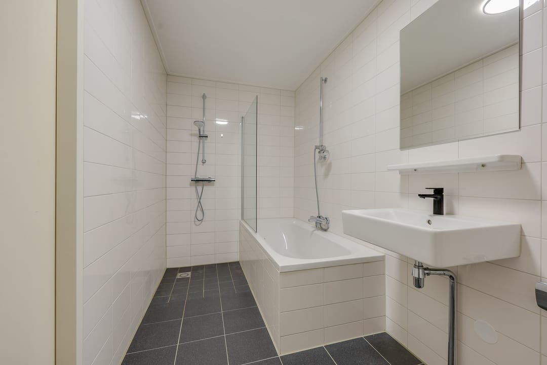 Spacious Semi-Detached Home with Garage in Quiet Park-Adjacent Location — 17