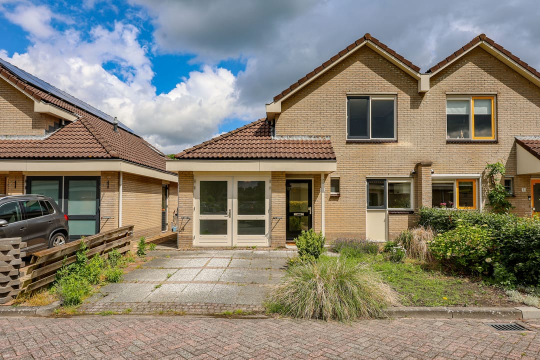 Spacious Semi-Detached Home with Garage in Quiet Park-Adjacent Location — 38