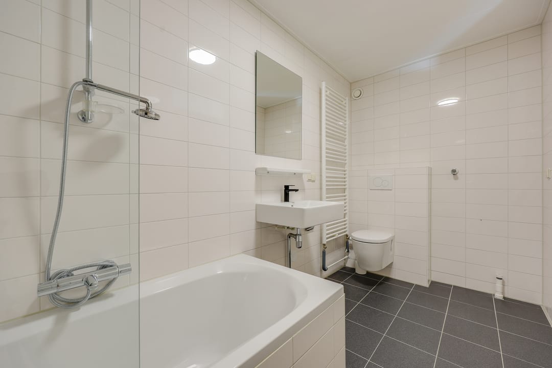 Spacious Semi-Detached Home with Garage in Quiet Park-Adjacent Location — 16