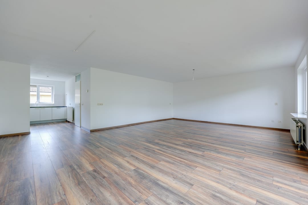 Spacious Semi-Detached Home with Garage in Quiet Park-Adjacent Location — 8