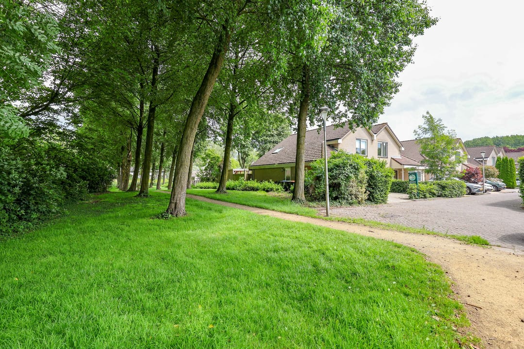 Spacious Semi-Detached Home with Garage in Quiet Park-Adjacent Location — 41