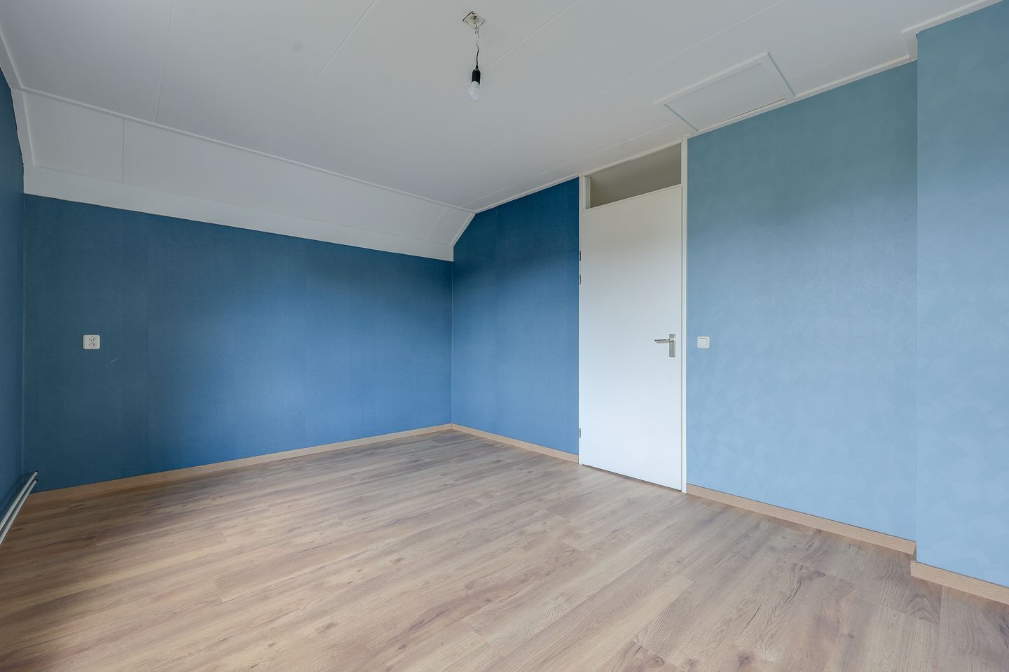 Spacious Semi-Detached Home with Garage in Quiet Park-Adjacent Location — 20
