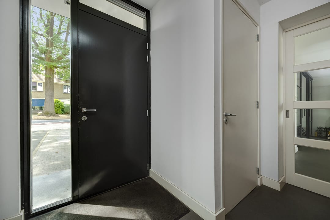 Spacious Renovated Semi-Detached Family Home with Five Bedrooms and Two Bathrooms in Green Vught-Zuid — 11