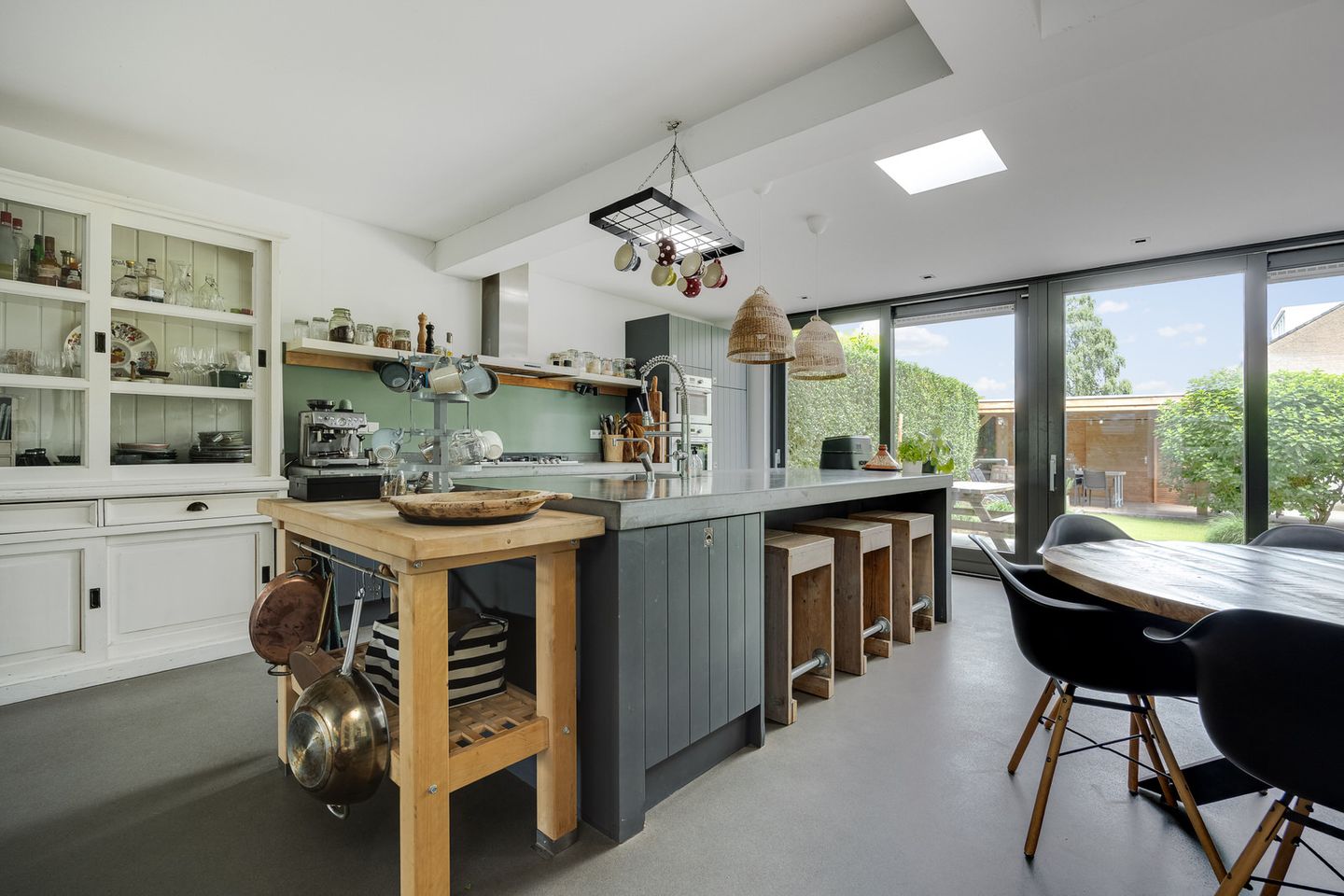 Spacious Renovated Semi-Detached Family Home with Five Bedrooms and Two Bathrooms in Green Vught-Zuid — 25