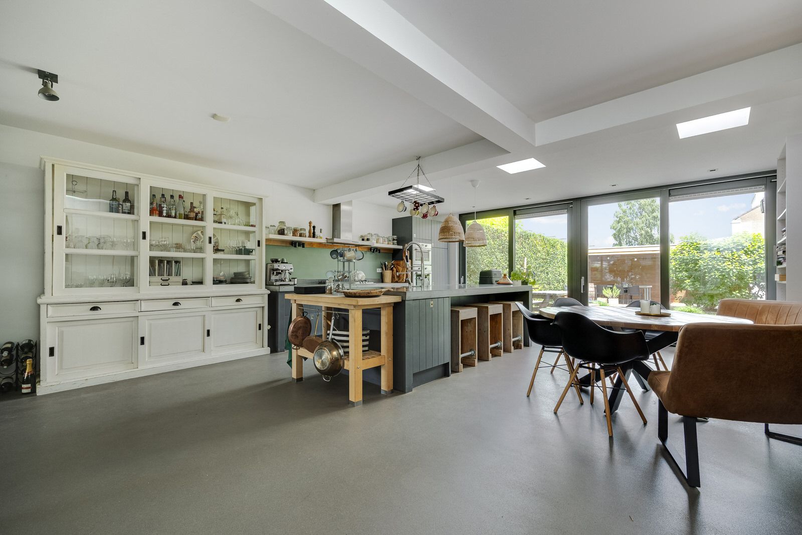 Spacious Renovated Semi-Detached Family Home with Five Bedrooms and Two Bathrooms in Green Vught-Zuid — 24