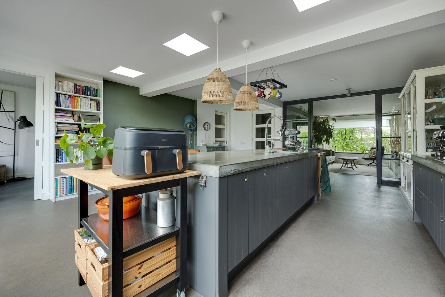 Spacious Renovated Semi-Detached Family Home with Five Bedrooms and Two Bathrooms in Green Vught-Zuid — 29