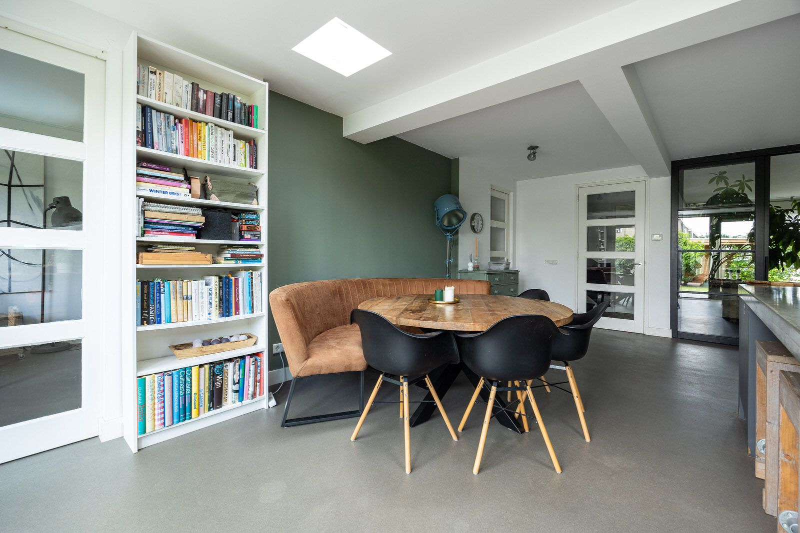 Spacious Renovated Semi-Detached Family Home with Five Bedrooms and Two Bathrooms in Green Vught-Zuid — 30