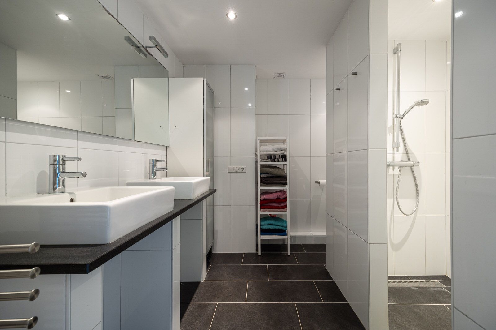 Spacious Renovated Semi-Detached Family Home with Five Bedrooms and Two Bathrooms in Green Vught-Zuid — 51