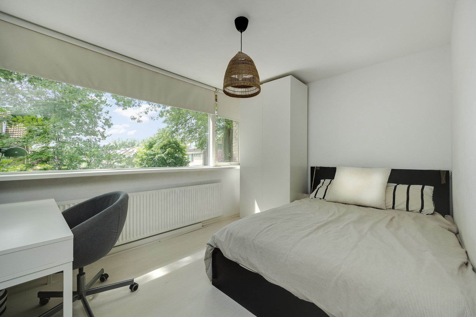Spacious Renovated Semi-Detached Family Home with Five Bedrooms and Two Bathrooms in Green Vught-Zuid — 48