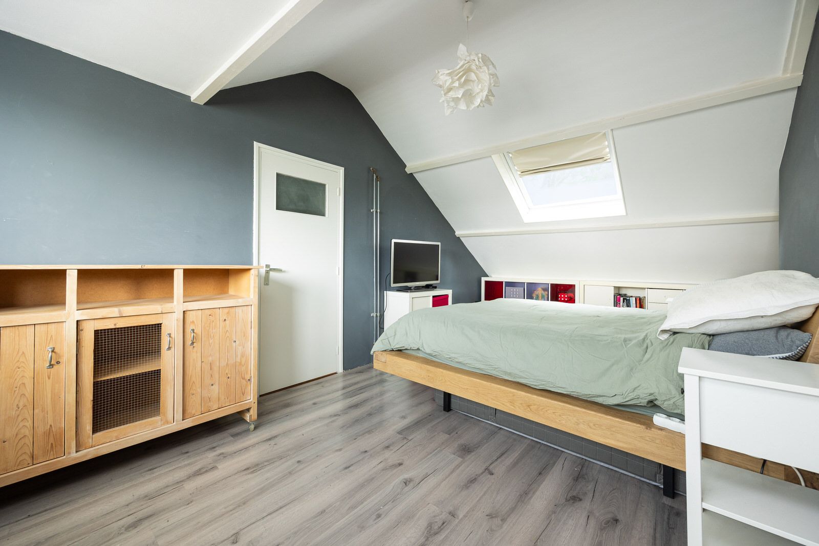 Spacious Renovated Semi-Detached Family Home with Five Bedrooms and Two Bathrooms in Green Vught-Zuid — 63