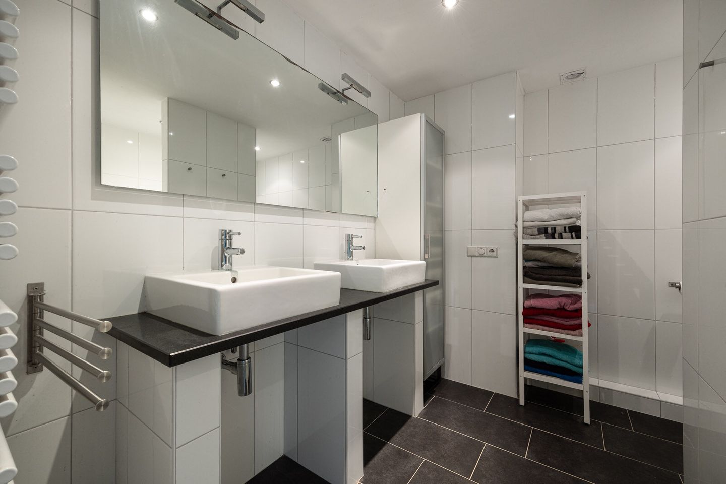 Spacious Renovated Semi-Detached Family Home with Five Bedrooms and Two Bathrooms in Green Vught-Zuid — 50