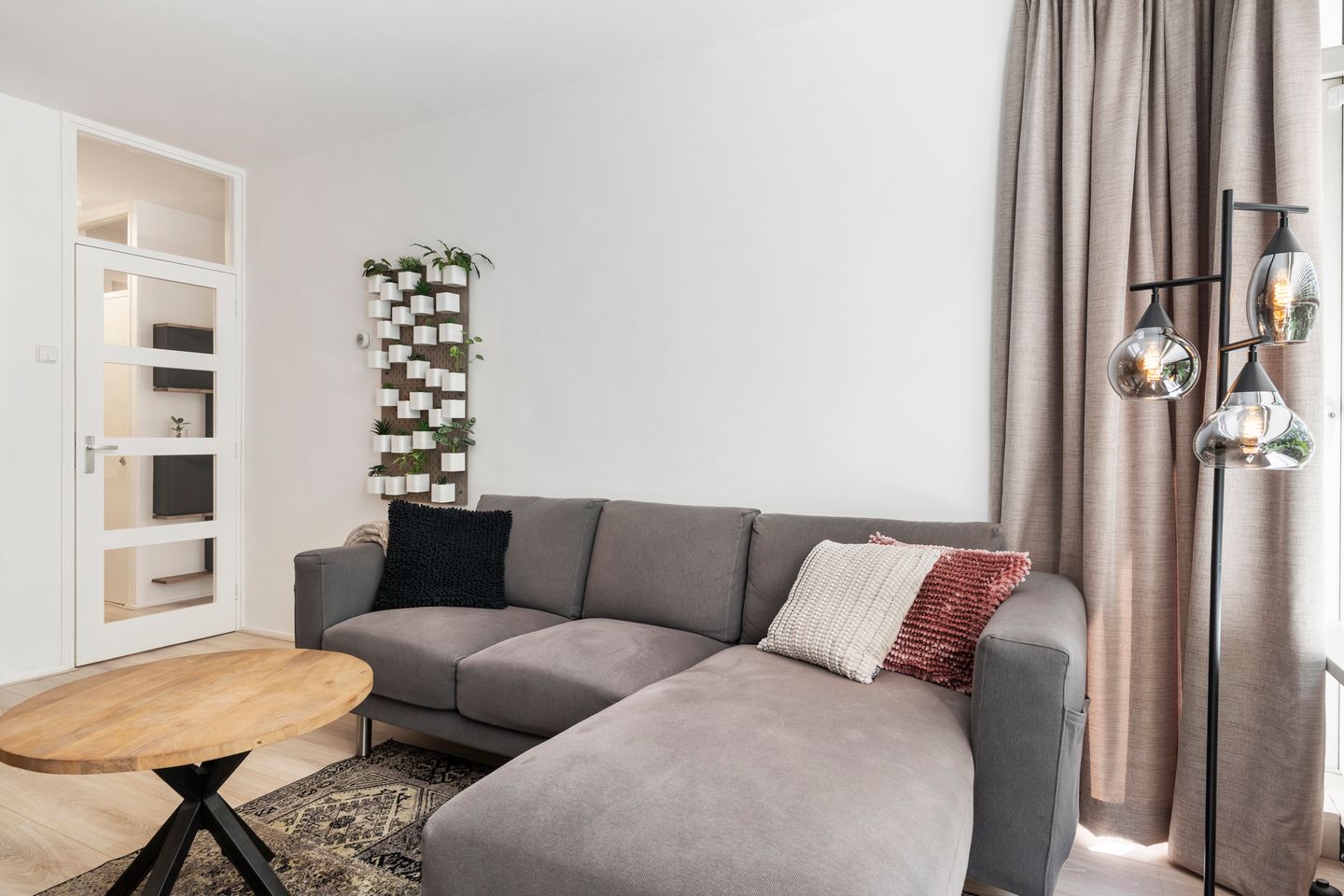 Spacious three bedroom apartment near green park — 10