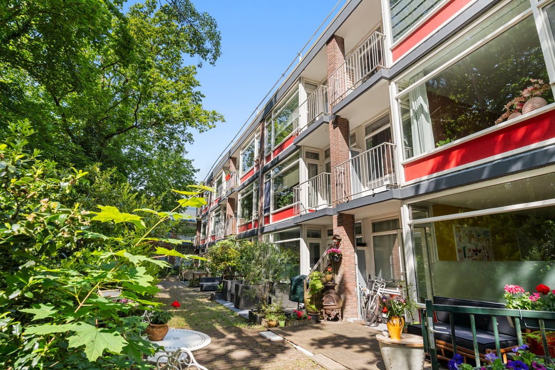 Spacious three bedroom apartment near green park — 23