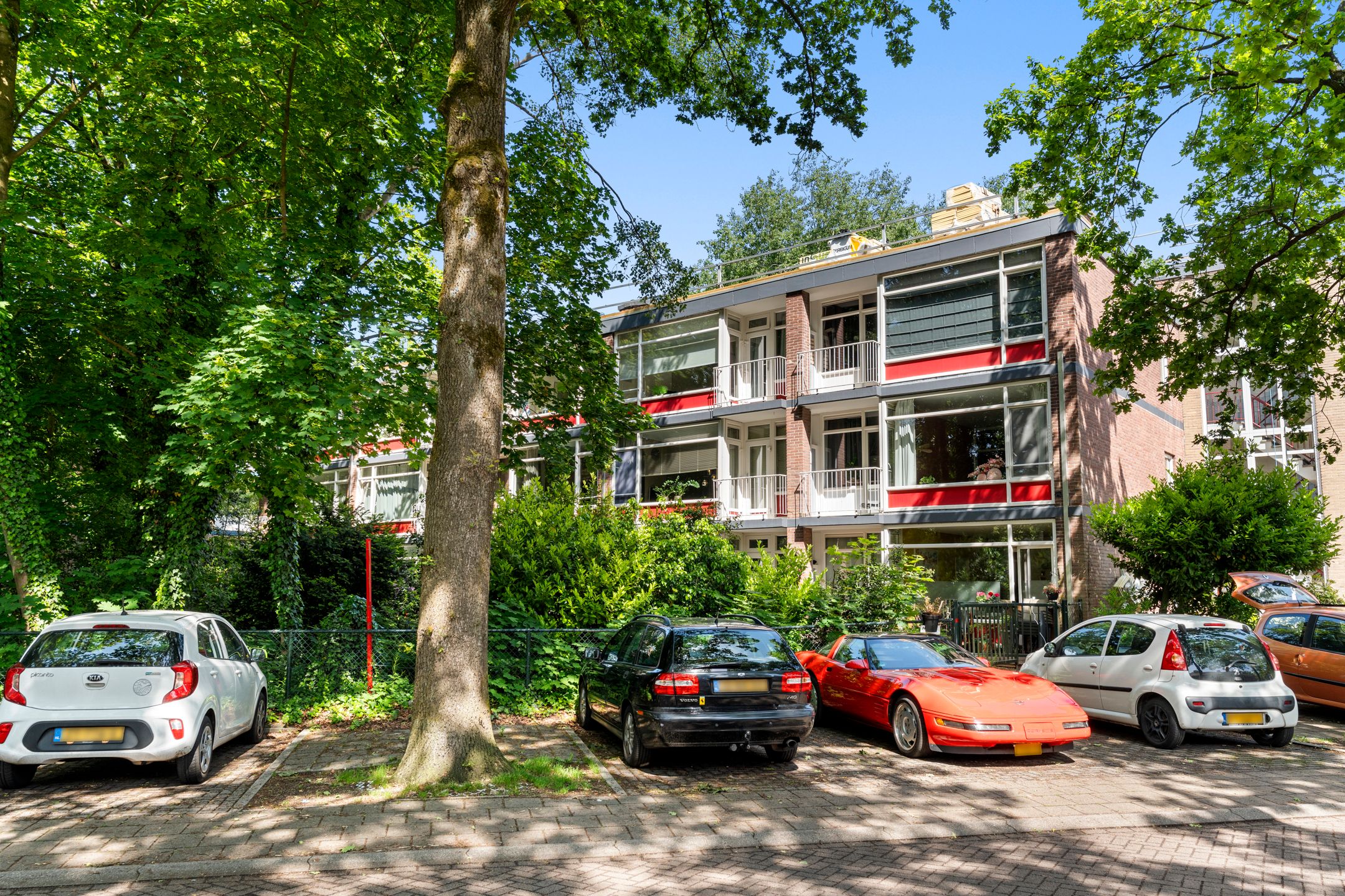 Spacious three bedroom apartment near green park — 24
