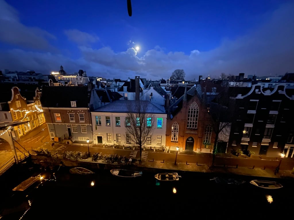 Spacious Double Upper House with Sunny Roof Terrace and Panoramic Canal Views — 34