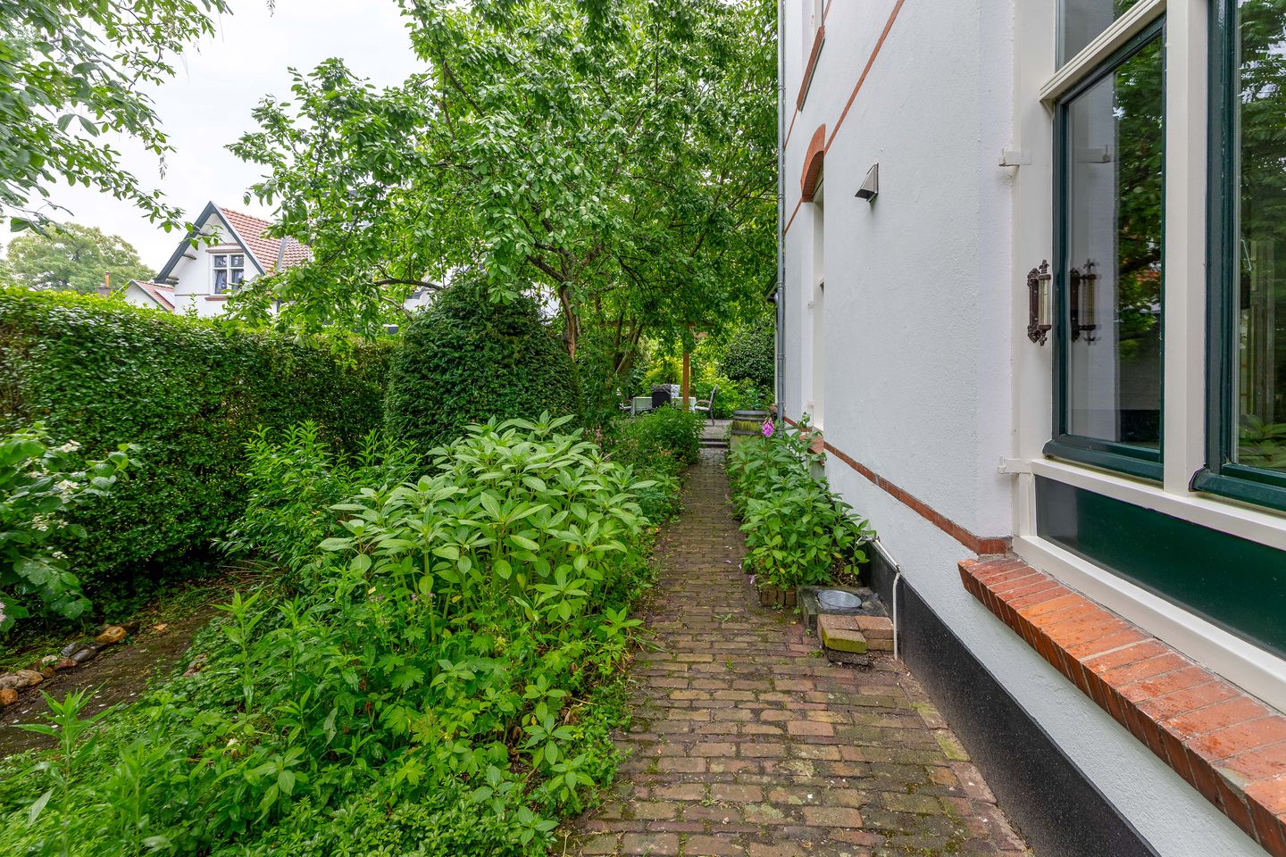 Characteristic Detached Villa 'Lucht en Licht' from 1910 with Modern Comforts and Spacious Garden — 55