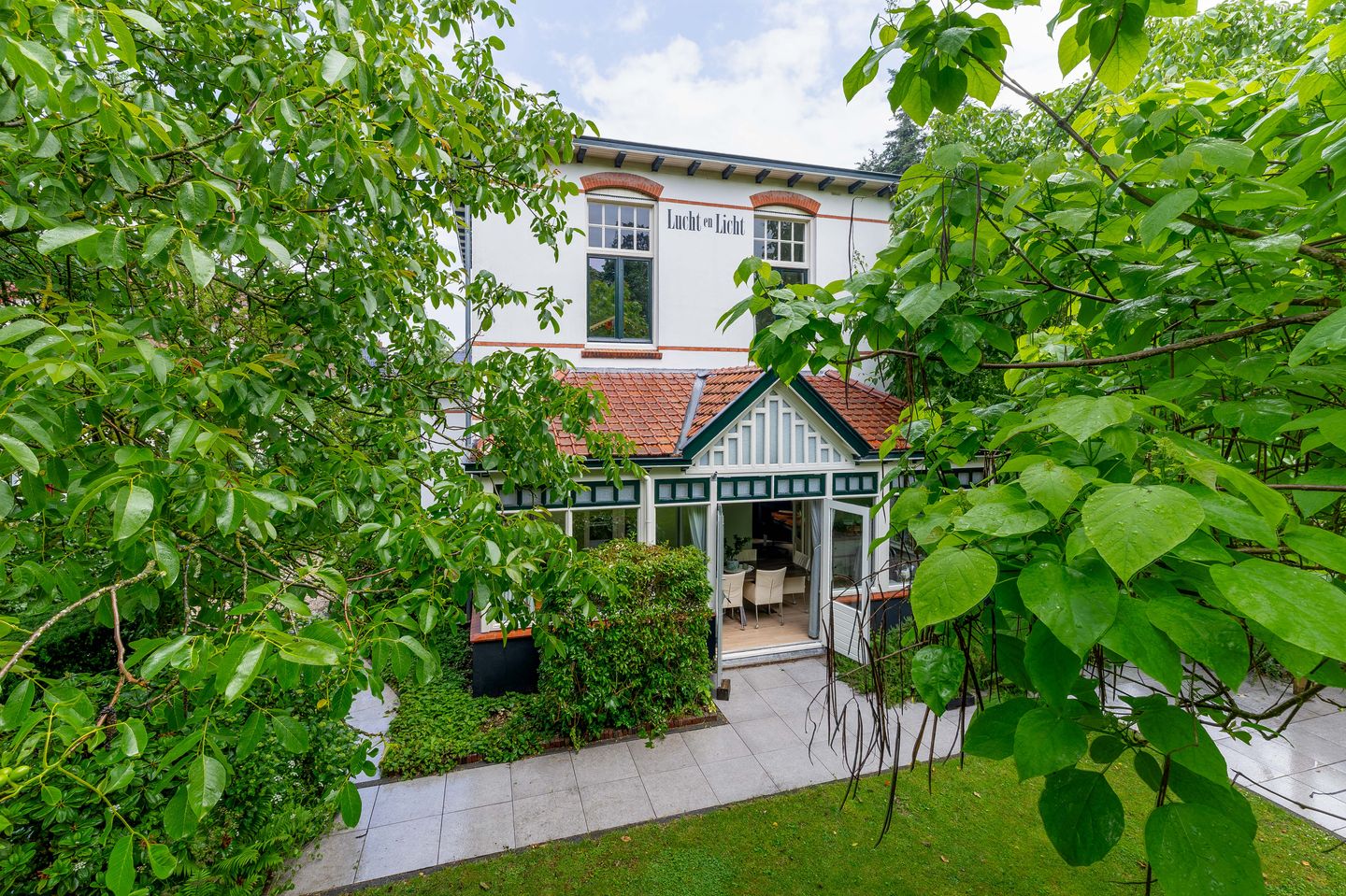 Characteristic Detached Villa 'Lucht en Licht' from 1910 with Modern Comforts and Spacious Garden — 64