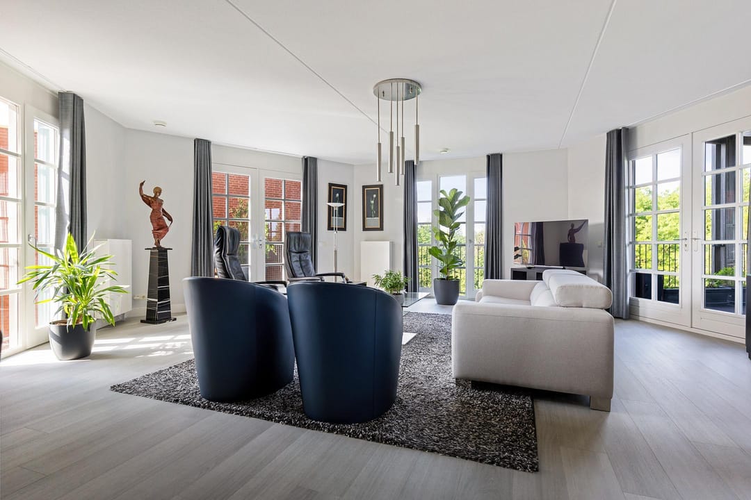 Luxury Castle Apartment with Three Terraces and Unobstructed Nature Views — 7