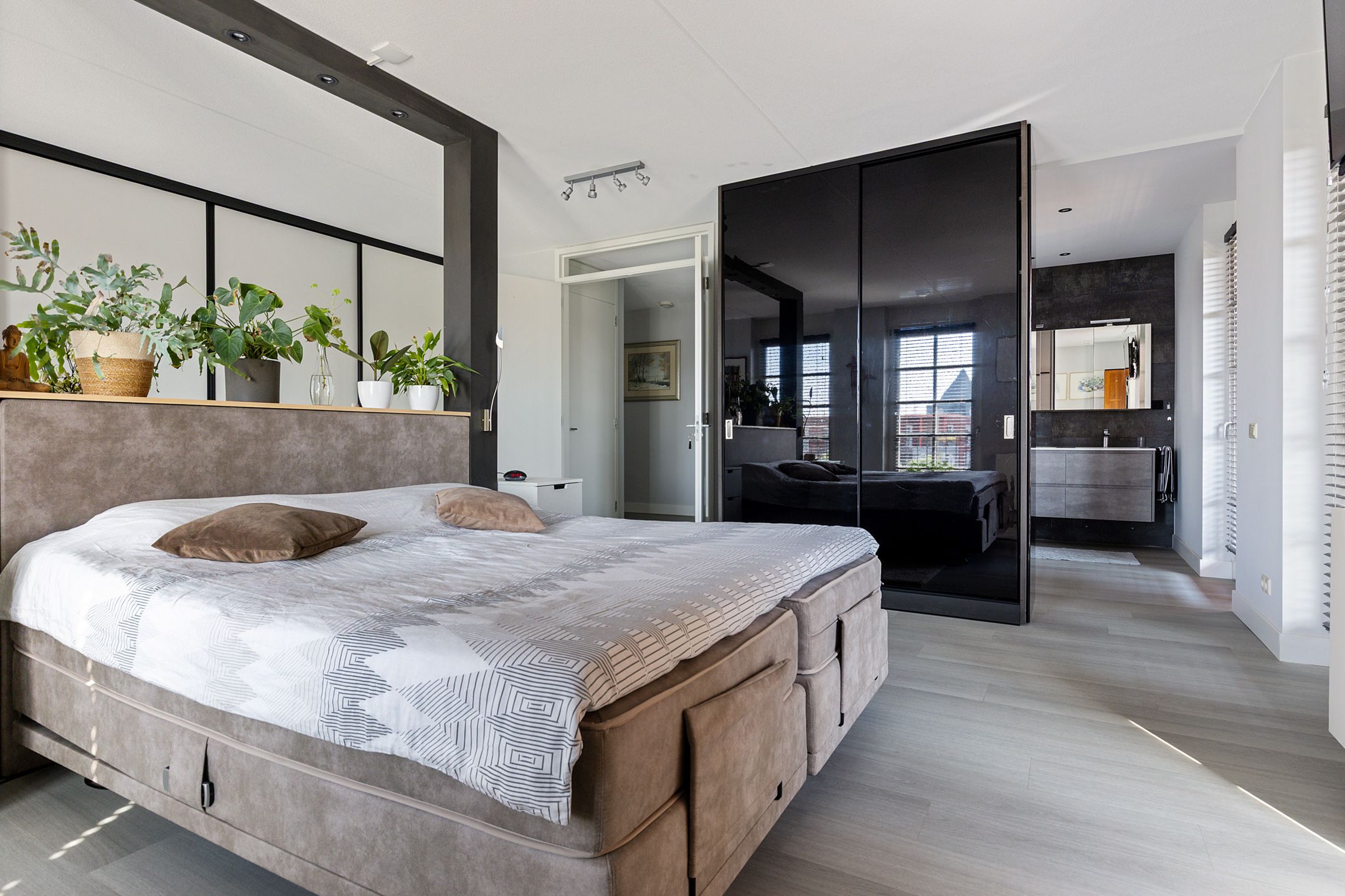 Luxury Castle Apartment with Three Terraces and Unobstructed Nature Views — 21